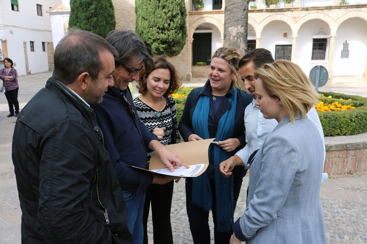 Los diputados provinciales junto a los alcaldes de Ronda y Arriate y concejales.