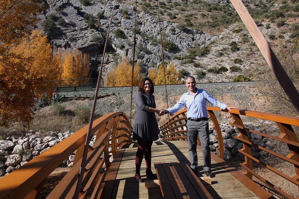La alcaldesa de Benaoján, Soraya García, y el presidente de la Diputación han sido los primeros en cruzar el puente.