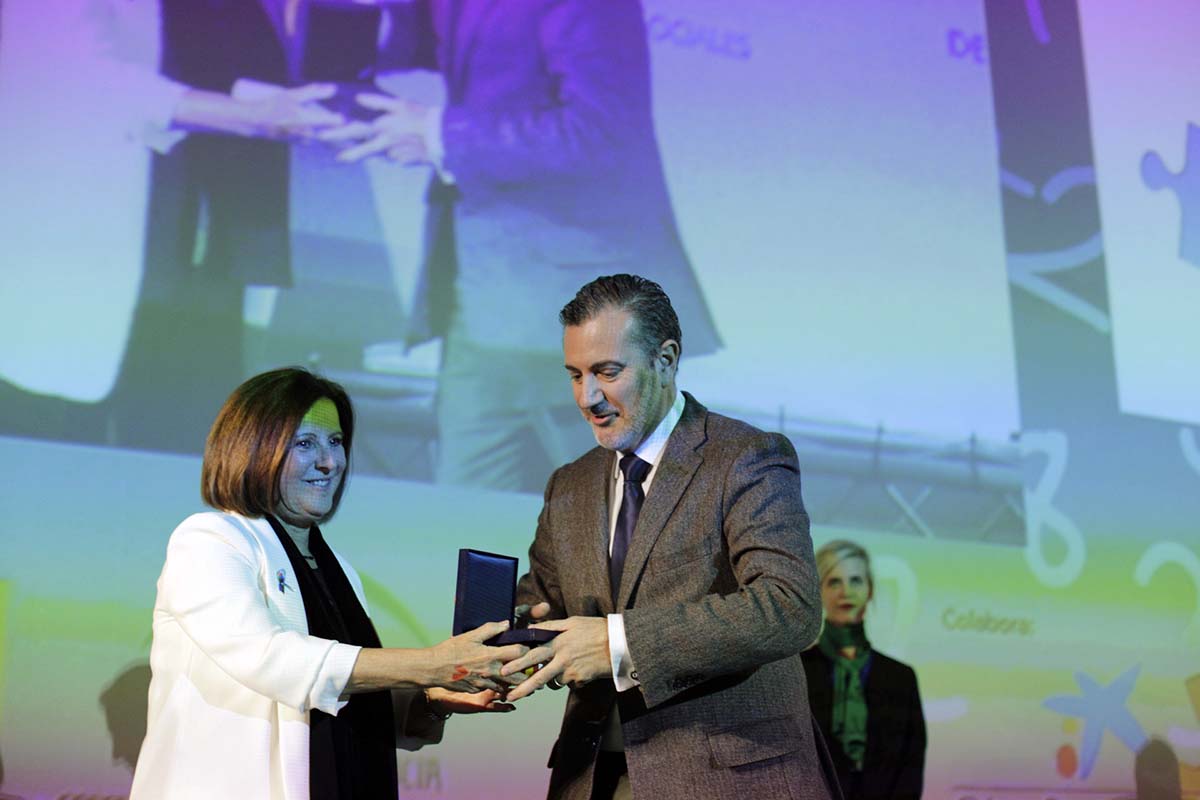 La consejera de Políticas Sociales hace entrega del galardón a un representante de la Fundación Vicente Ferrer.