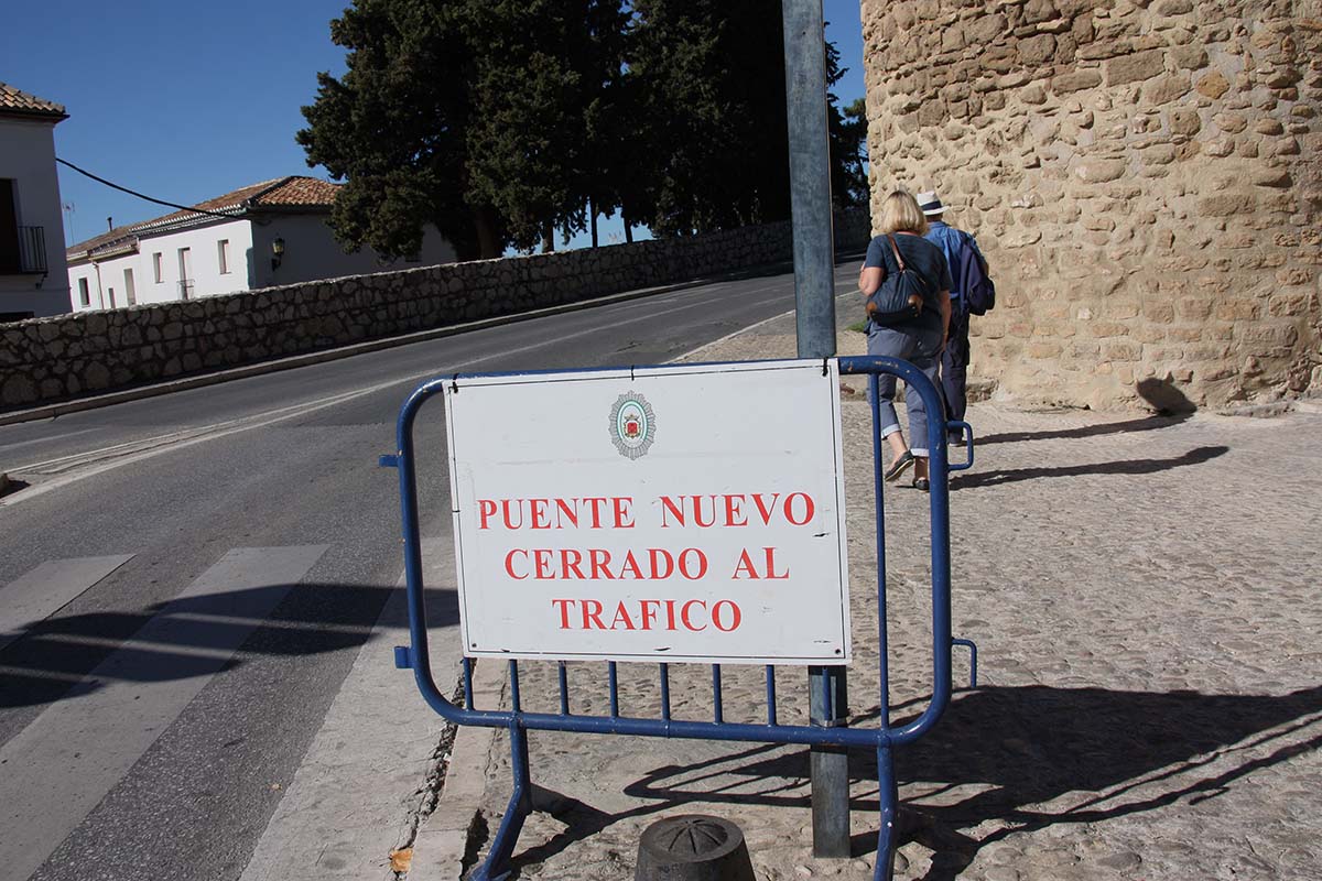 Una señal anuncia en la Cuesta de Las Imágenes que el Puente Nuevo está cerrado.