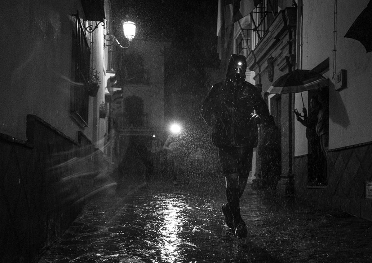 Los corredores se tienen que enfrentar al terreno, la lluvia y la noche. Foto: John Ortiz-Photographer.