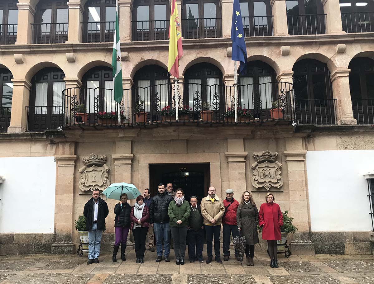 Autoridades locales y ciudadanos en la concentración mantenida hoy en el Ayuntamiento.