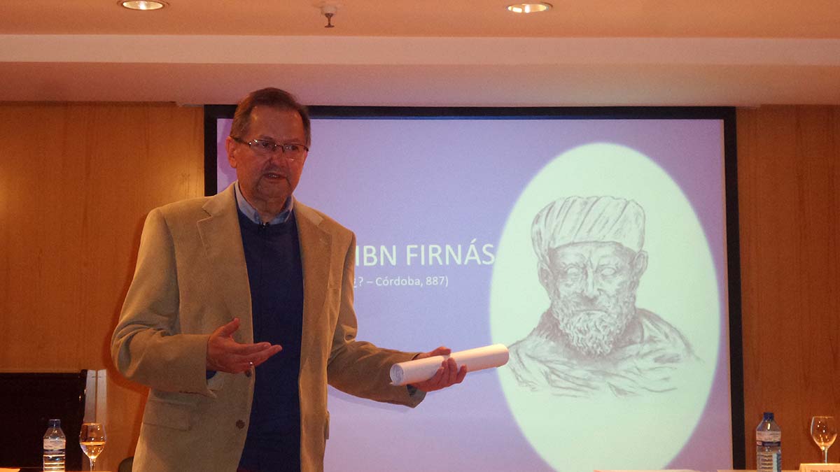 El escritor Antonio Acedo ofrece una conferencia sobre ‘Abbás Ibn Firnás. El Primer Aviador de la Historia’ en la Sala Cultural de El Corte Inglés de Málaga