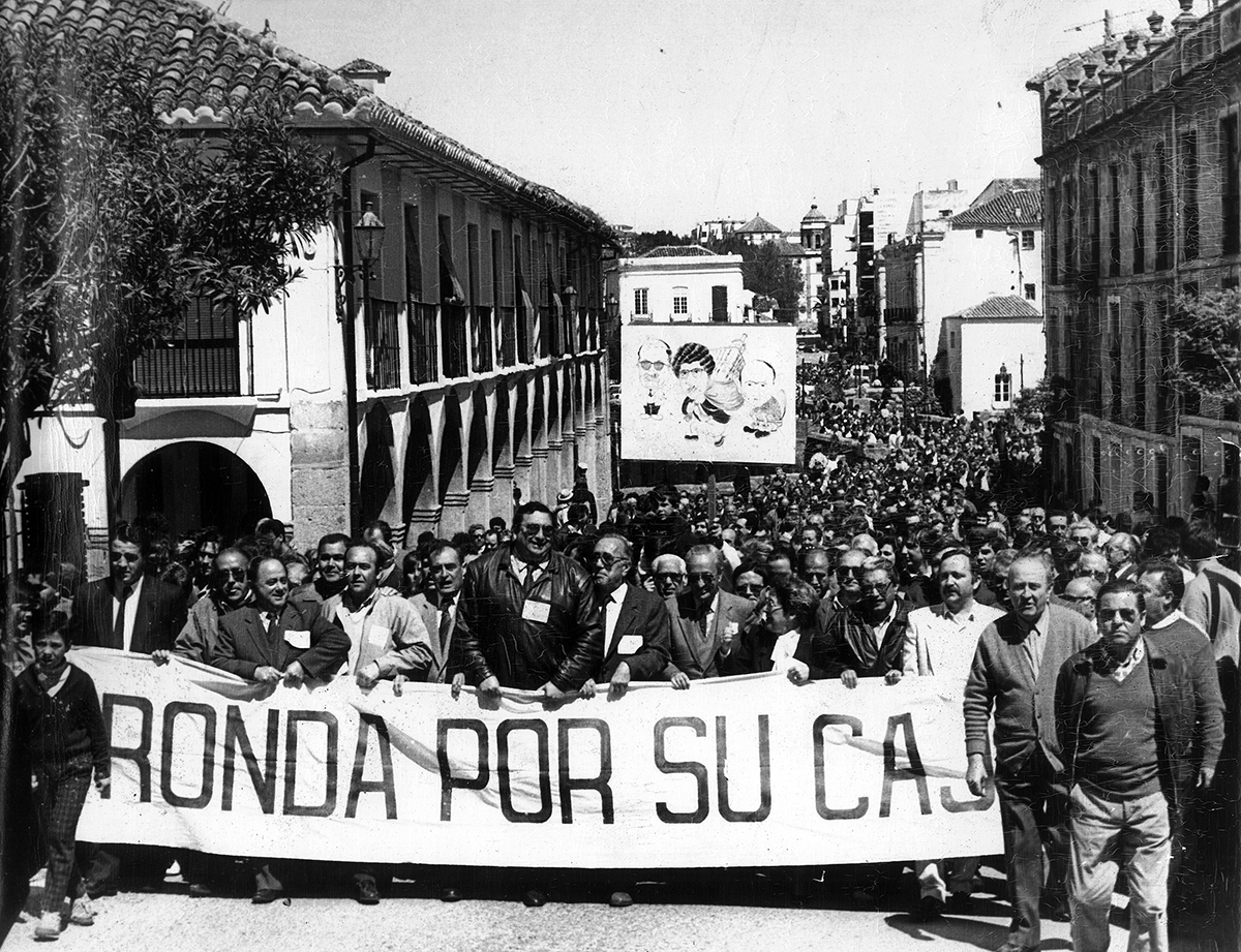 Multitudinaria manifestación de rondeños por la fusión de la Caja de Ahorros de Ronda en Unicaja. Foto Cuso.