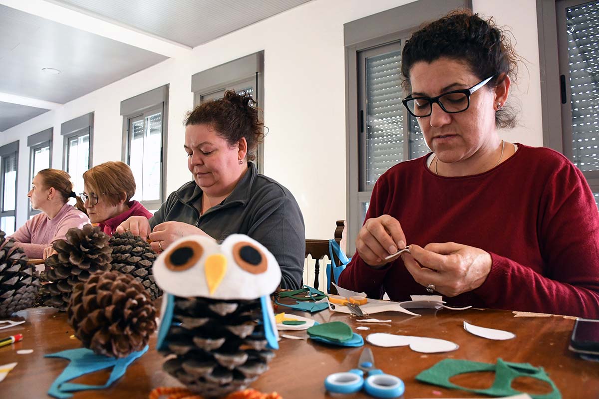 Varias de las participantes en el taller realizando los adornos navideños.