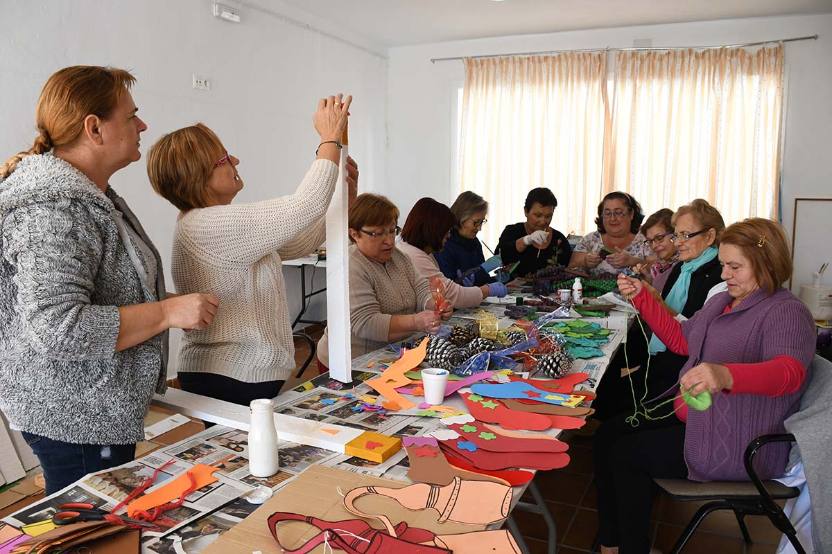 Quince mujeres de Jubrique llevan tres semanas trabajando en los adornos navideños.