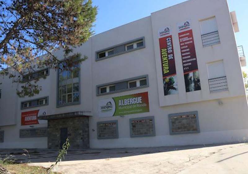Las entradas y ventadas del Albergue Juvenil se encuentran tapiadas desde el pasado mes de febrero para evitar robos.