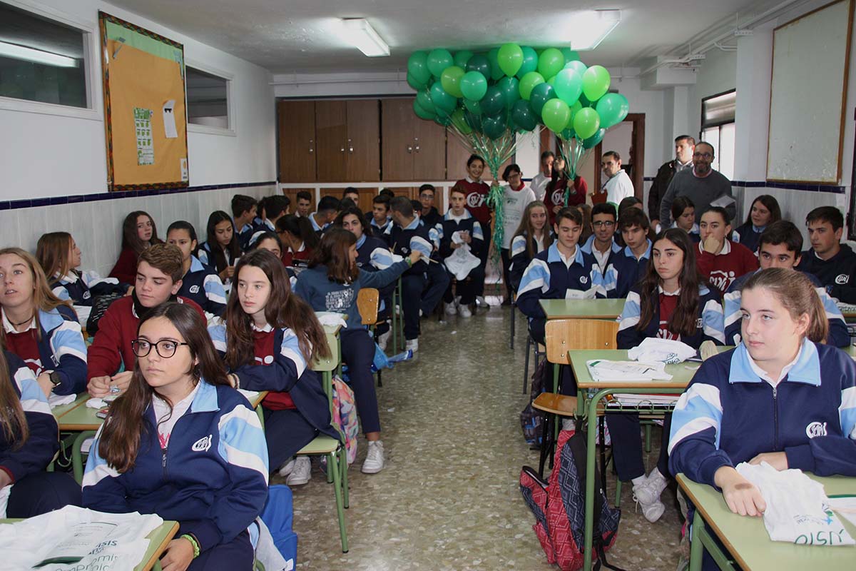 Miembros de ASPRODISIS y escolares de la Inmaculada han participado en la actividad.