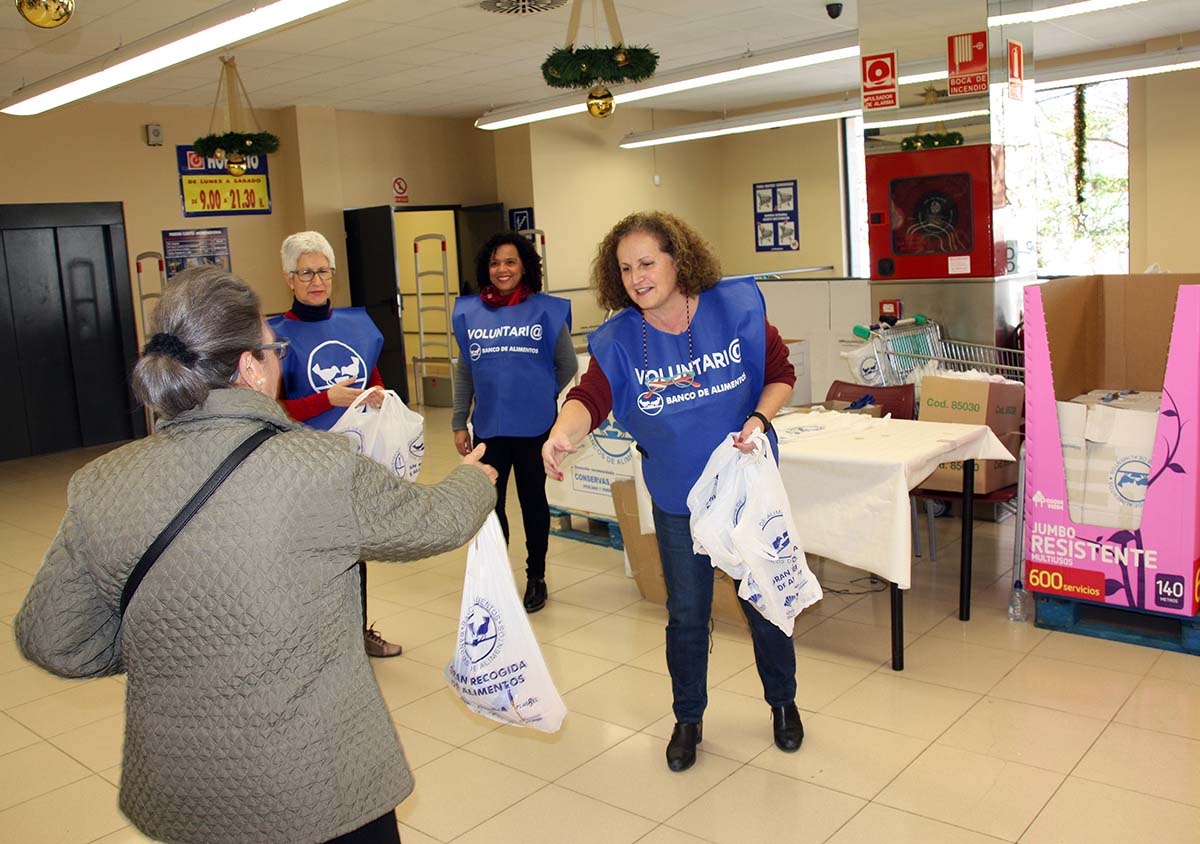 Voluntarias de la Gran Recogida de Alimentos en uno de los establecimientos rondeños.