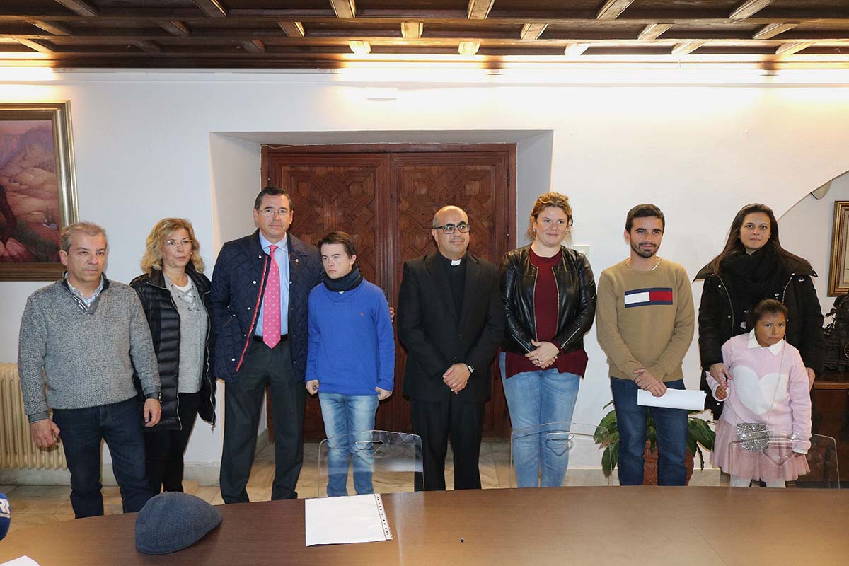 La alcaldesa, miembros de la Fundación y los alumnos becados.