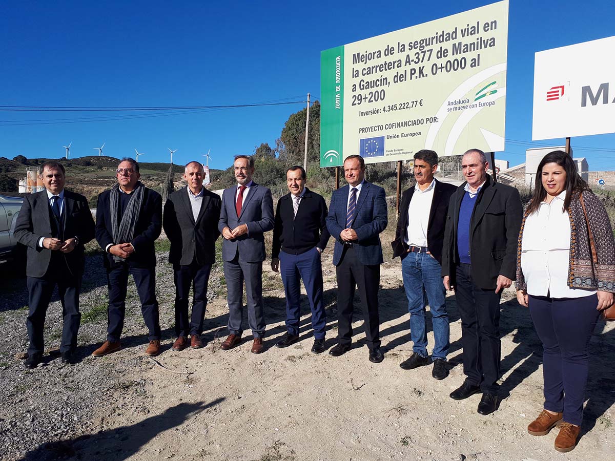 El consejero de Fomento, Felipe López,,junto con otros cargos de la Junta y alcaldes, hoy en la carretera..