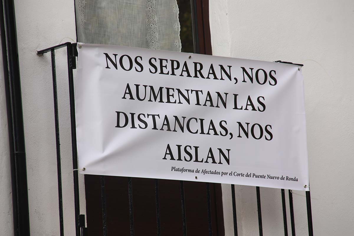 Se han diseñado diferentes frases en cada cartel para mostrar el rechazo al corte del Puente Nuevo.