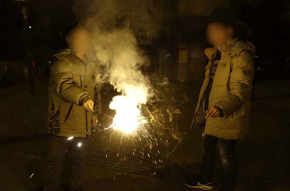 Dos niños juegan con bengalas durante estas fiestas.