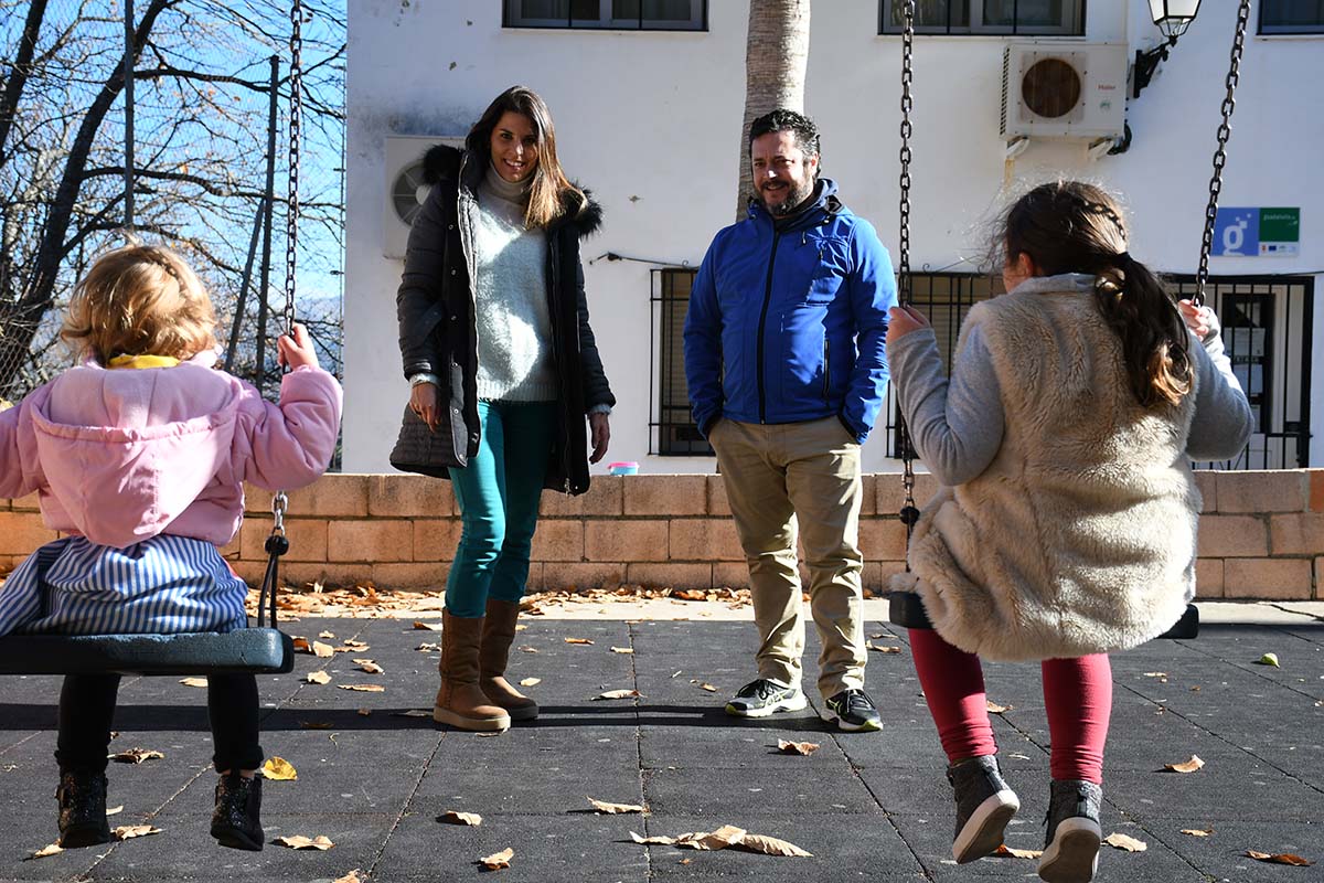 Alumnos y profesores en el recreo de las clases en este colegio rural del Genal.