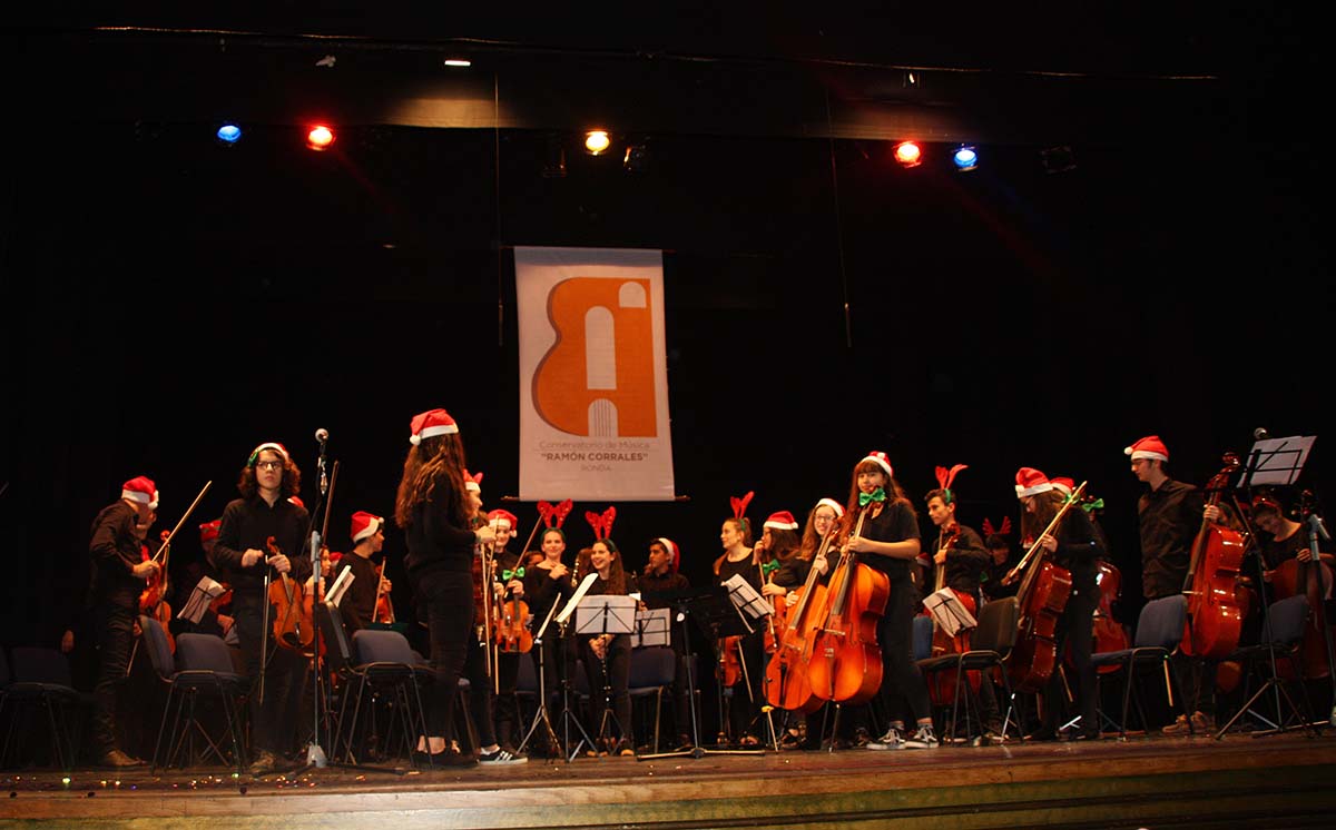 Un momento de la actuación de los alumnos del Conservatorio en el Teatro Espinel.