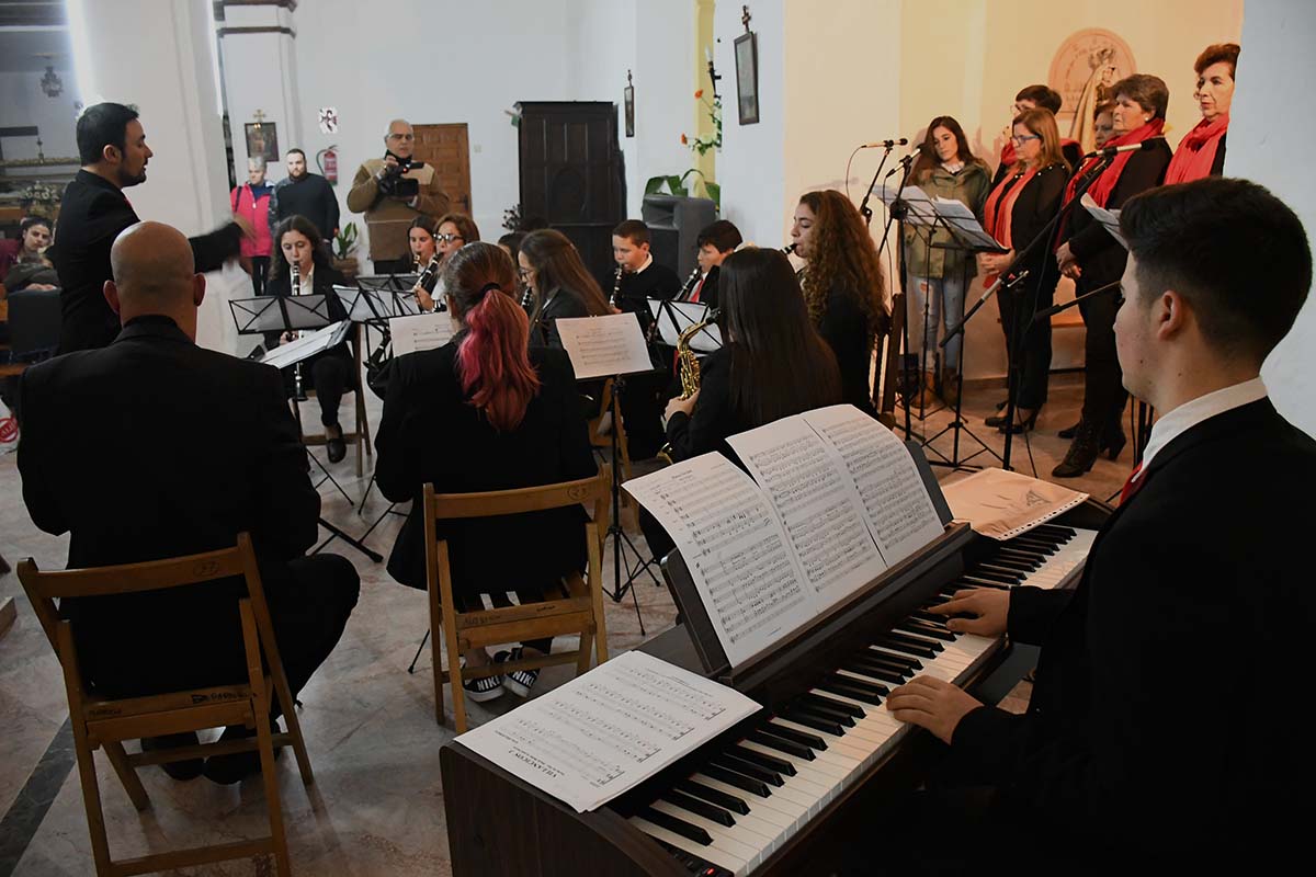 Un momento de la actuación conjunta ofrecida en la iglesia del pueblo.