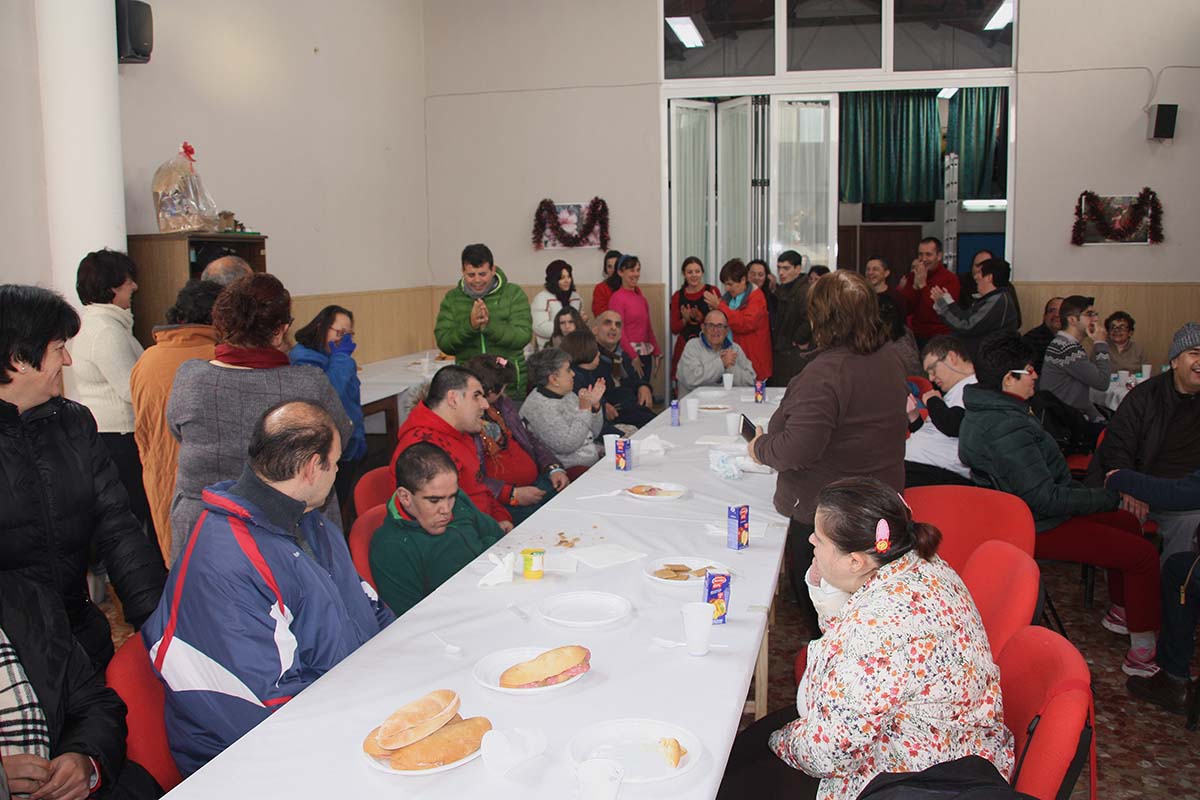 Buen ambiente durante el desayuno ofrecido por la UVA a Asprodisis.
