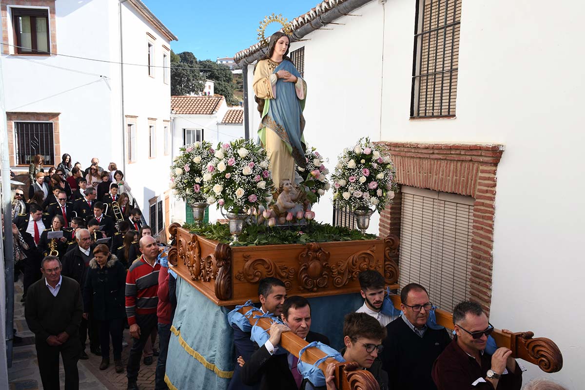 Momento del desfile procesional de La Inmaculada.