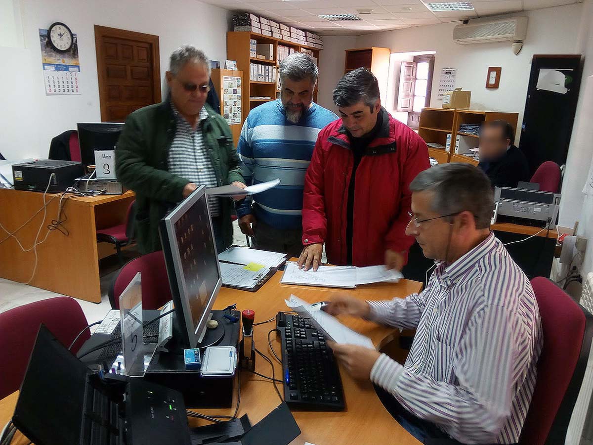 Momento en el que miembros de la plataforma ciudadana presentan las 5.000 firmas en el Ayuntamiento.