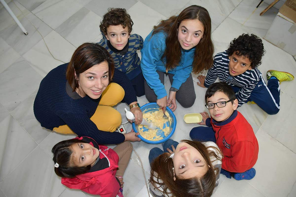 Alumnos y monitores durante el taller de repostería navideña.