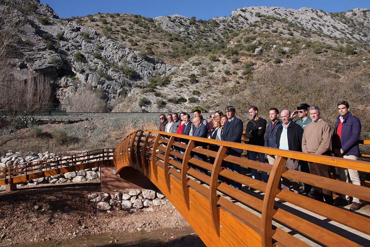 El puente ha sido inaugurado este viernes por las autoridades provinciales y locales.