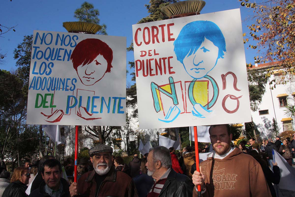 Pancartas con caricaturas de la concejal de Tráfico que se mostraron en la manifestación.