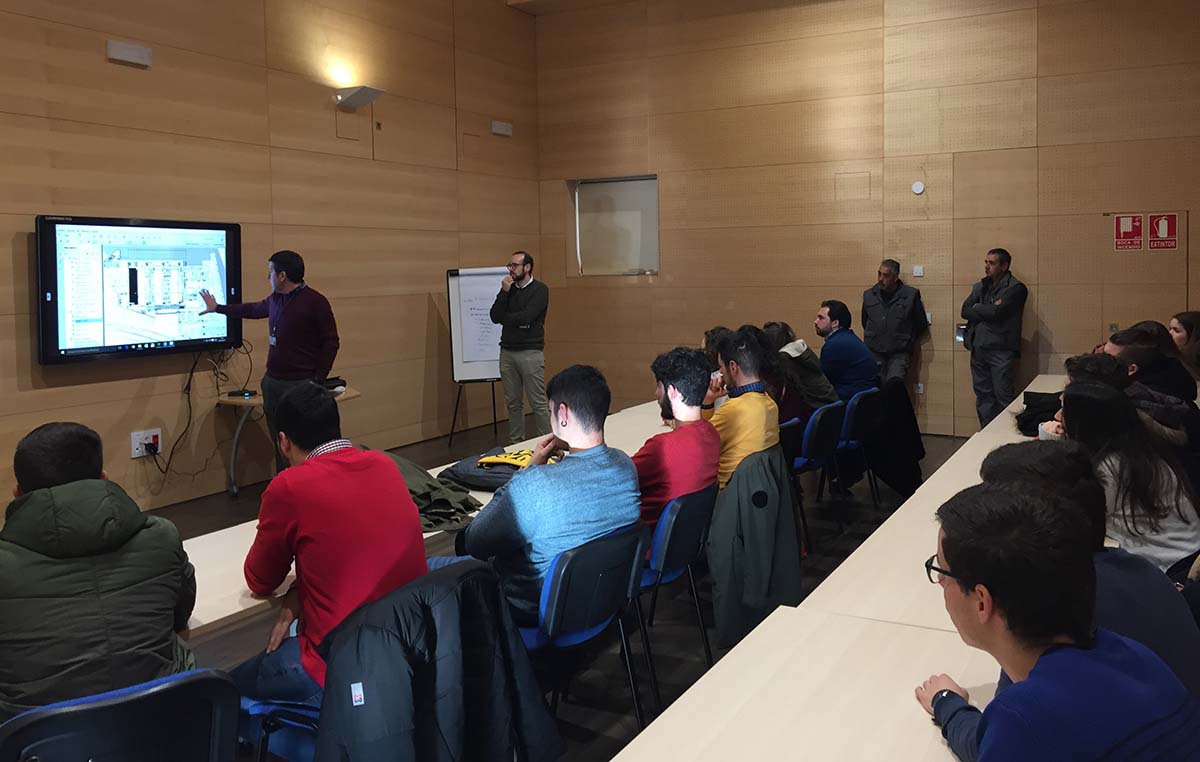 Los alumnos de Ingeniería han tenido ocasión de conocer todos los datos técnicos de la construcción.