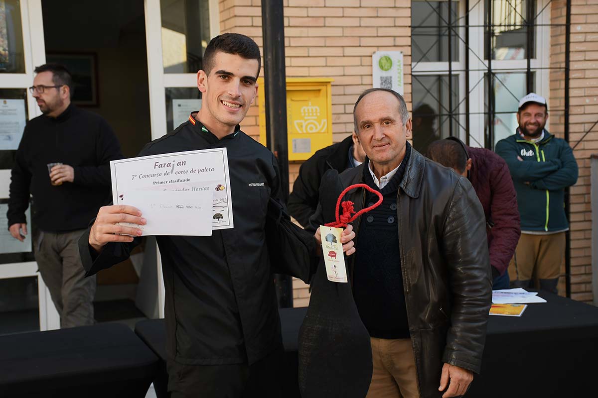 El cortador ganador junto al alcalde de Faraján.