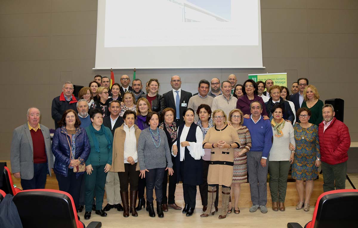 Autoridades locales y sanitarias junto a los profesionales que se han jubilado.
