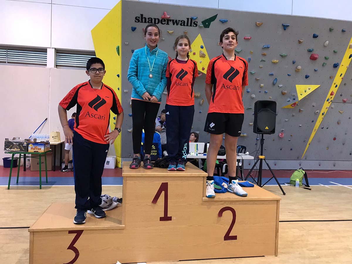 Jugadores de la cantera del Club Bádminton Ascari Ronda.