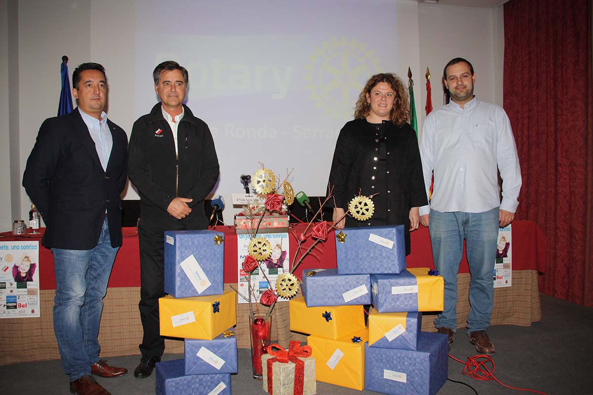 La alcaldesa, junto al concejal de Bienestar Social y patrocinadores de la campaña del Club Rotario.