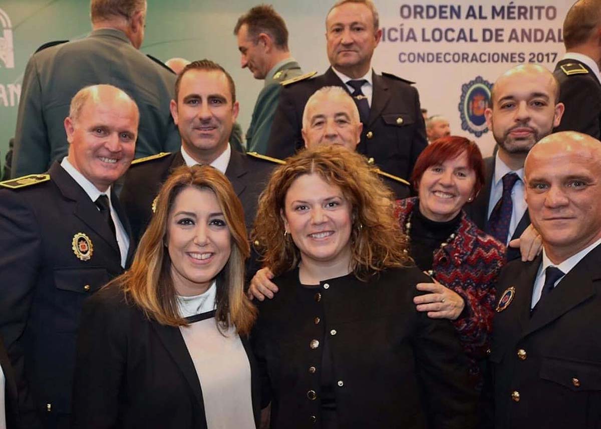 Los efectivos de la Policía Local homenajeados, junto a la presidenta de la Junta, la alcaldesa y concejales.