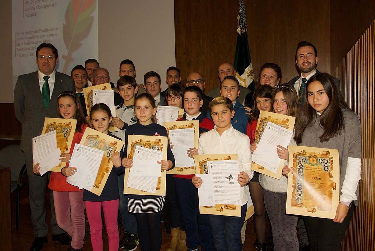 Alumnos premiados junto a los miembros del jurado y autoridades.