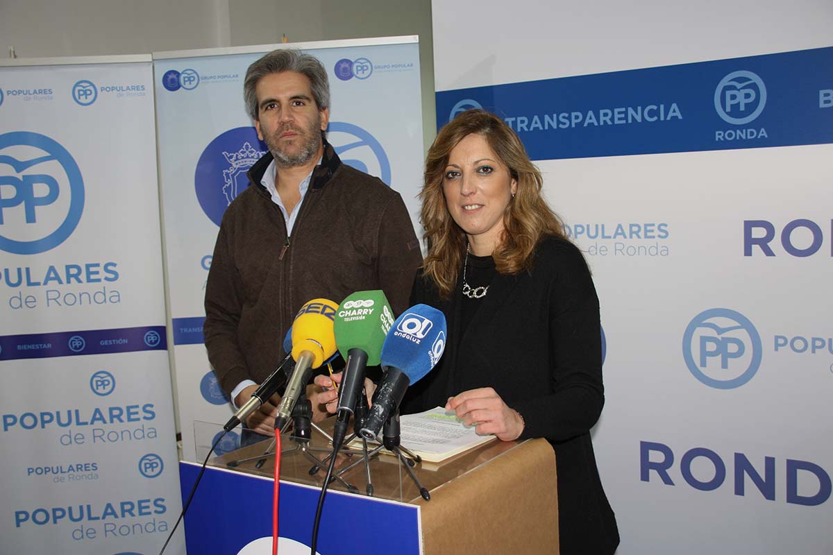 Los concejales populares María del Carmen Martínez y Antonio Arenas en la rueda de prensa de hoy.