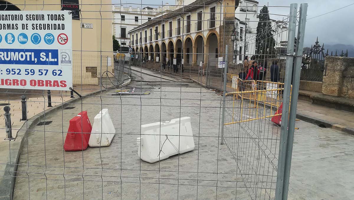 Estado que presentaba este viernes la zona del Puente Nuevo en la que se está actuando.