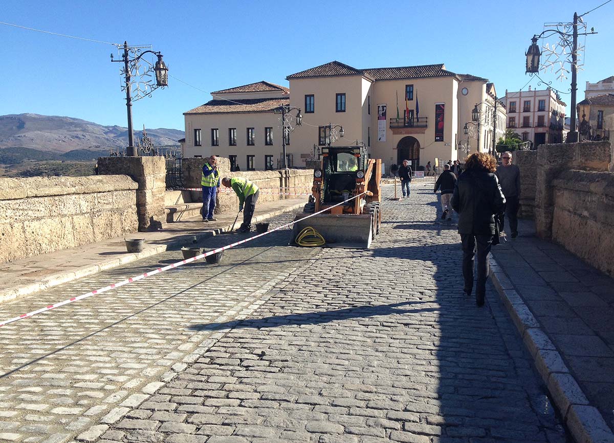 Las obras que se mantienen en el Puente Nuevo es otro motivo del aplazamiento de la manifestación.