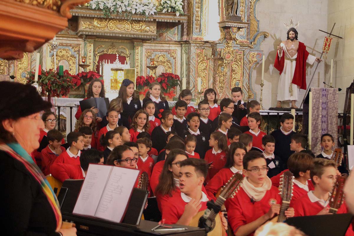 Los alumnos del Fernando de los Ríos trajeron la Navidad al barrio de San Francisco.