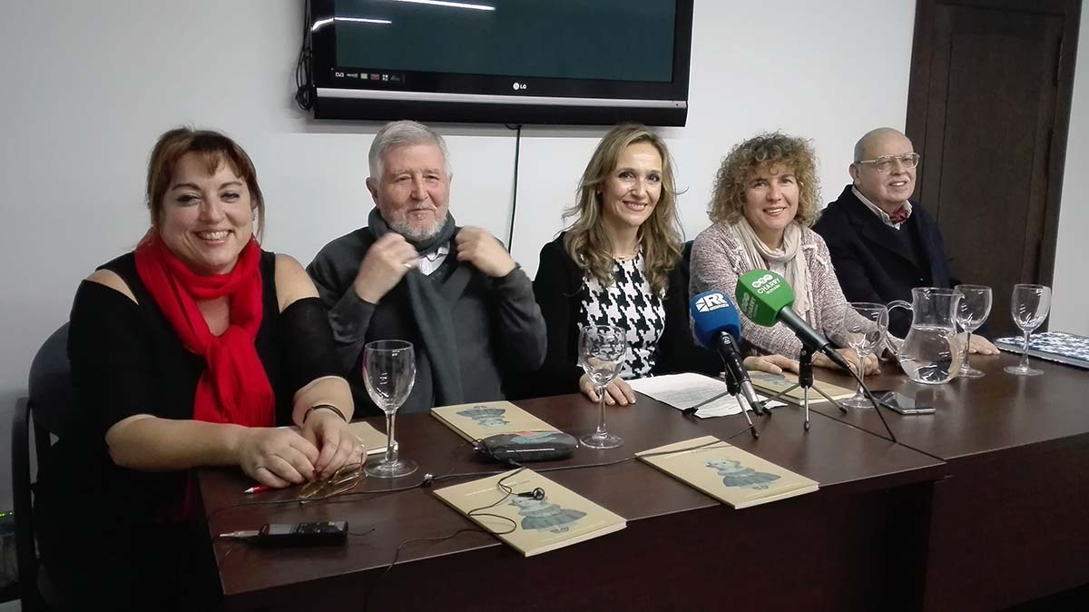 La escritora Susana Otero (segunda por la derecha), recibió el galardón por parte del jurado.