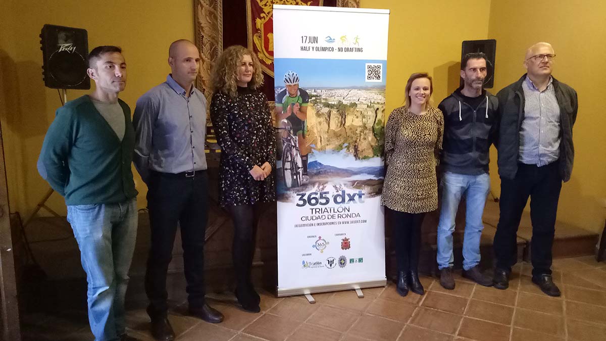 Autoridades locales y organizadores en la presentación de la prueba deportiva.