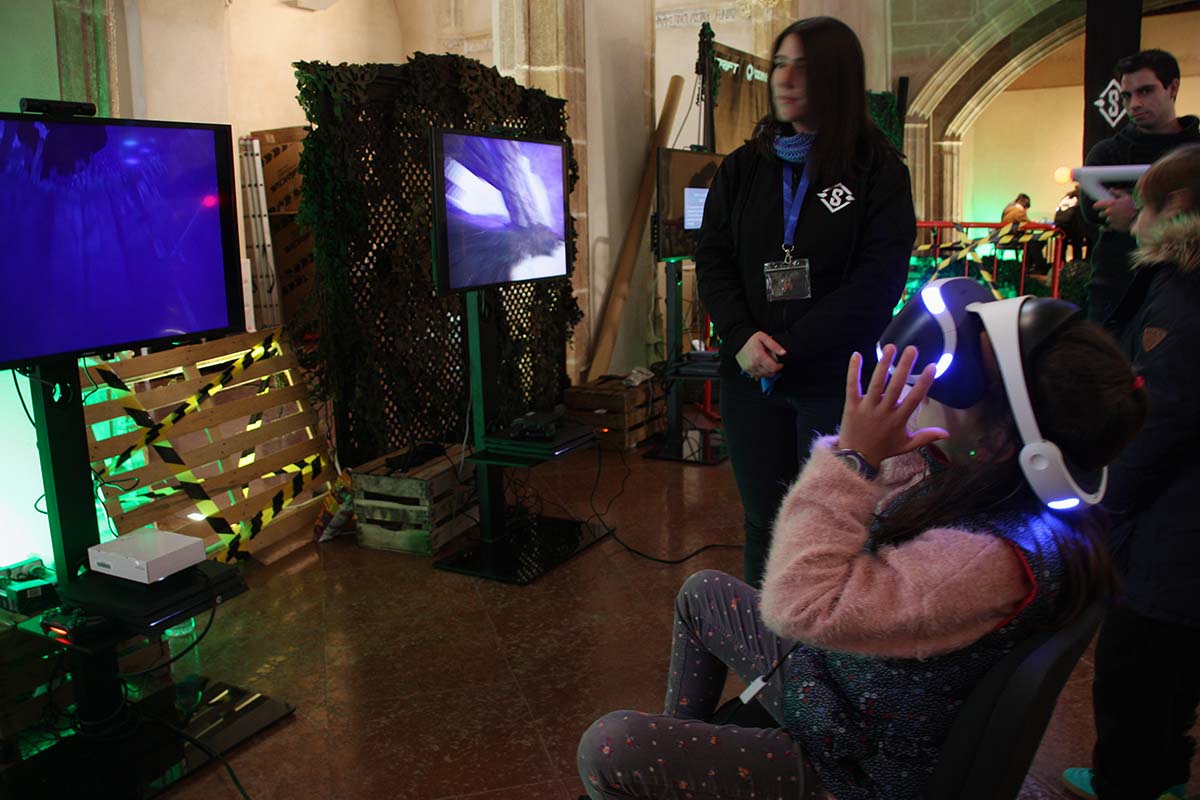 Pequeños y mayores pueden disfrutar de forma gratuita de los distintos videojuegos y actividades.