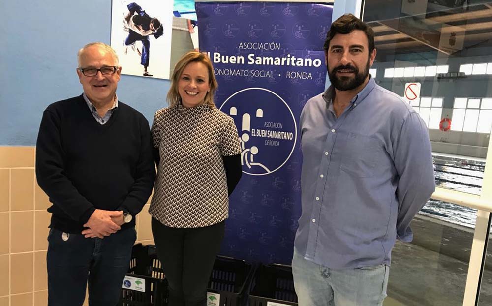 La concejal de Deportes junto a los representantes de las dos entidades.