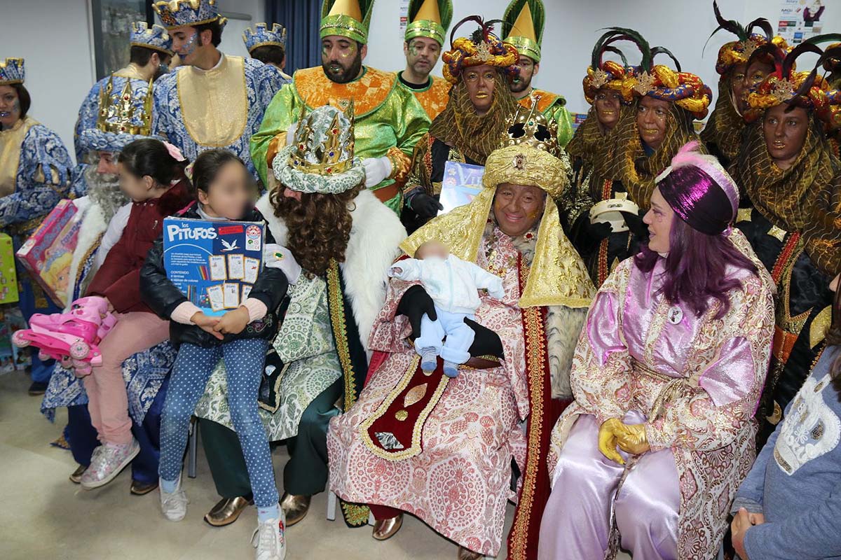 Los Reyes Magos, esta mañana, han repartido algunos juguetes en Servicios Sociales.
