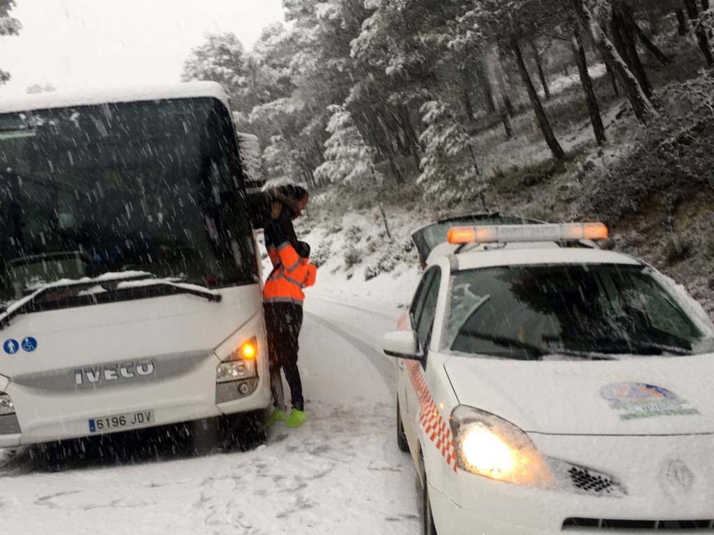 Los miembros de Protección Civil de El Burgo han ayudado a los pasajeros a abandonar el autobús. Foto Protección Civil.
