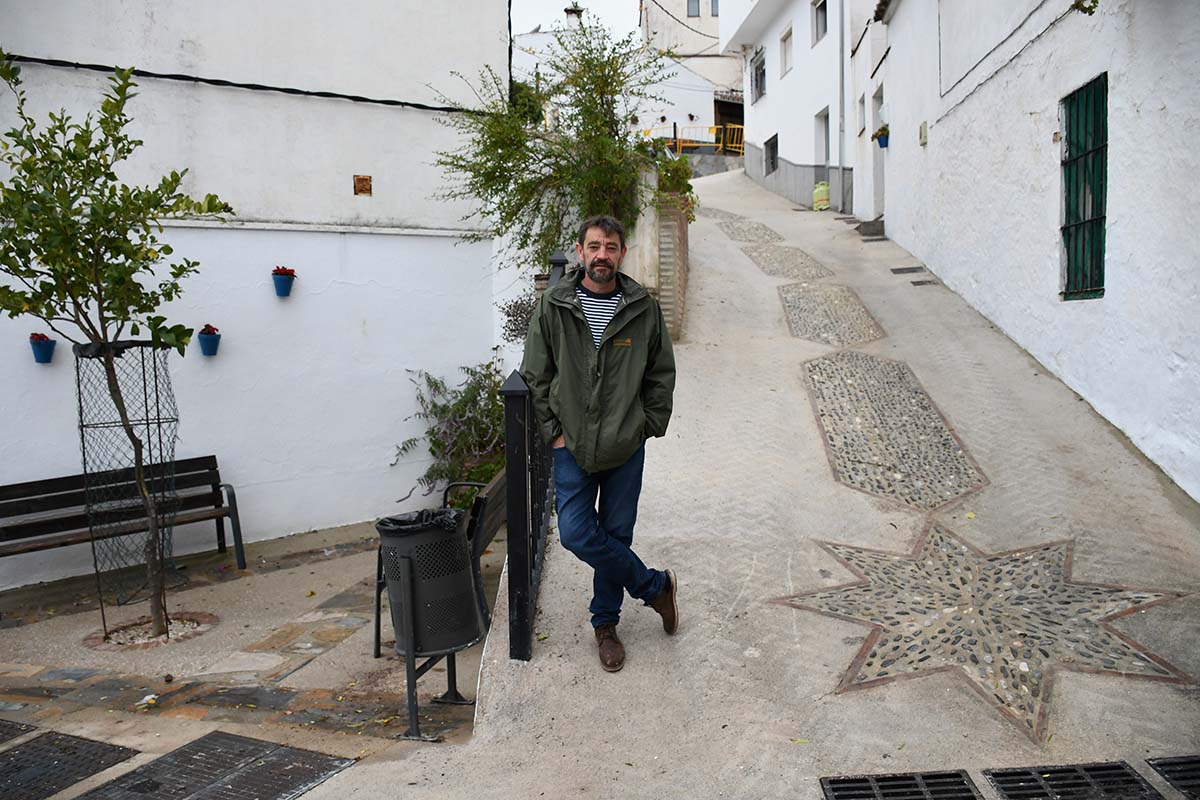 El alcalde de Algatocín muestra las mejoras realizadas en el pueblo.
