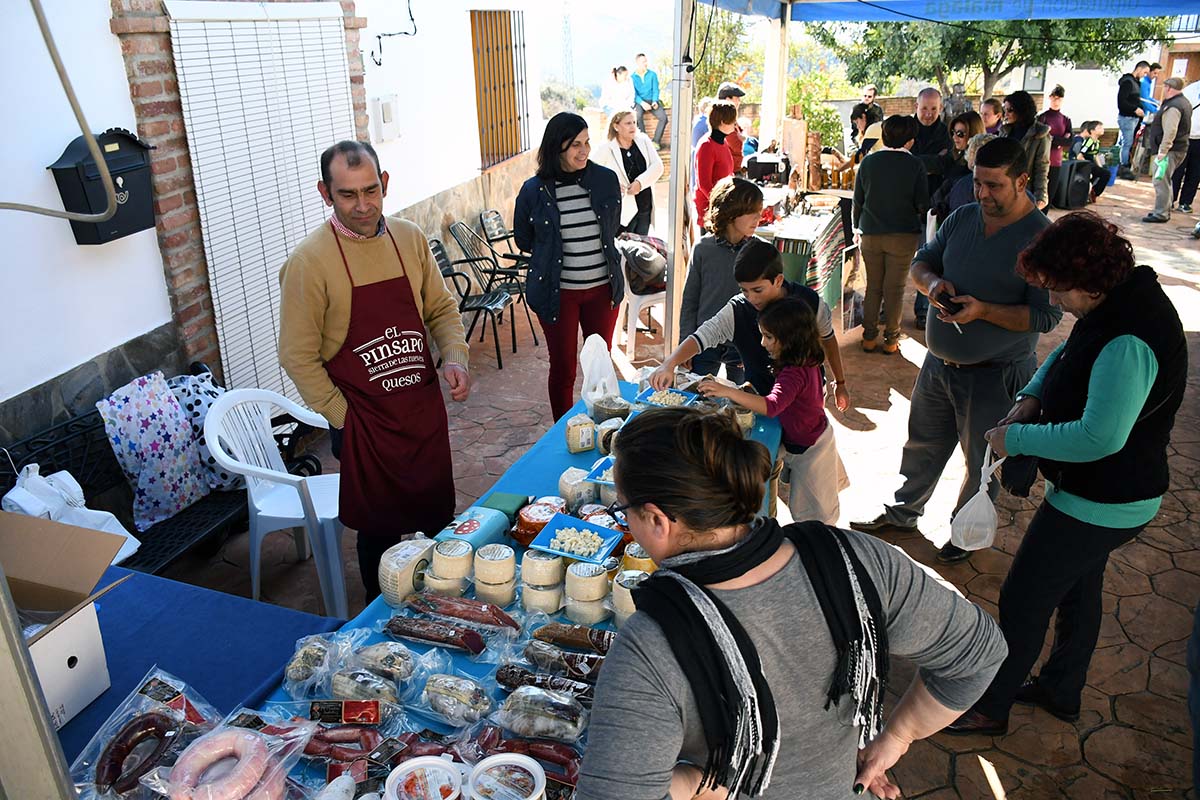 Productos de alimentación y artesanía estuvieron presentes en el mercadillo.