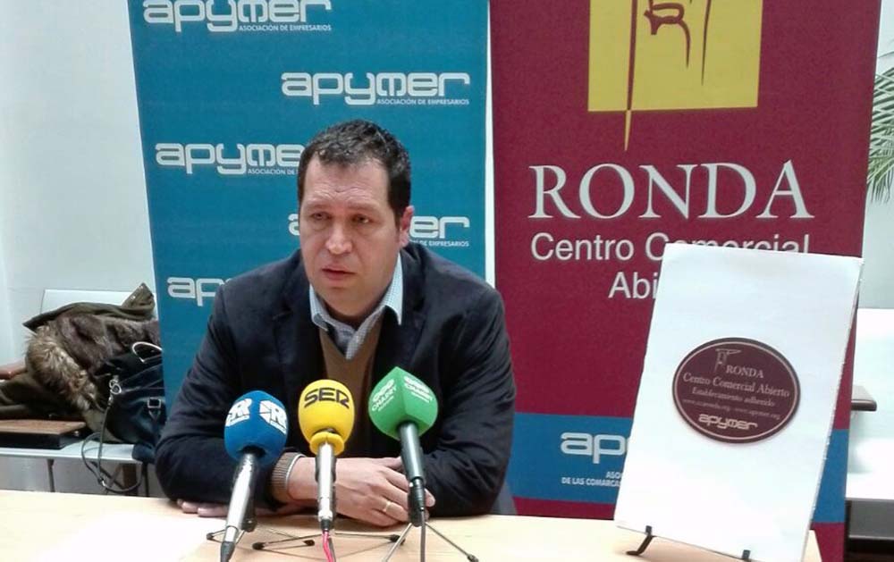 El secretario de Apymer, Antonio Palma, ha presentado el nuevo sello identificativo del Centro Comercial Abierto.