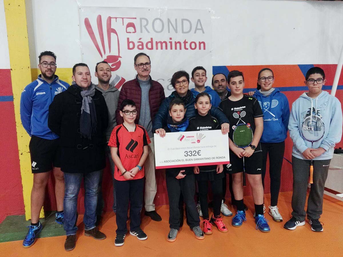 Momento en el que el club entrega el donativo a esta asociación solidaria.