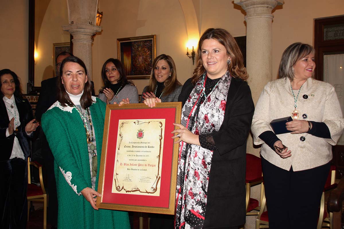 Momento en el que la nieta de Blas Infante recibe la distinción de manos de la alcaldesa.