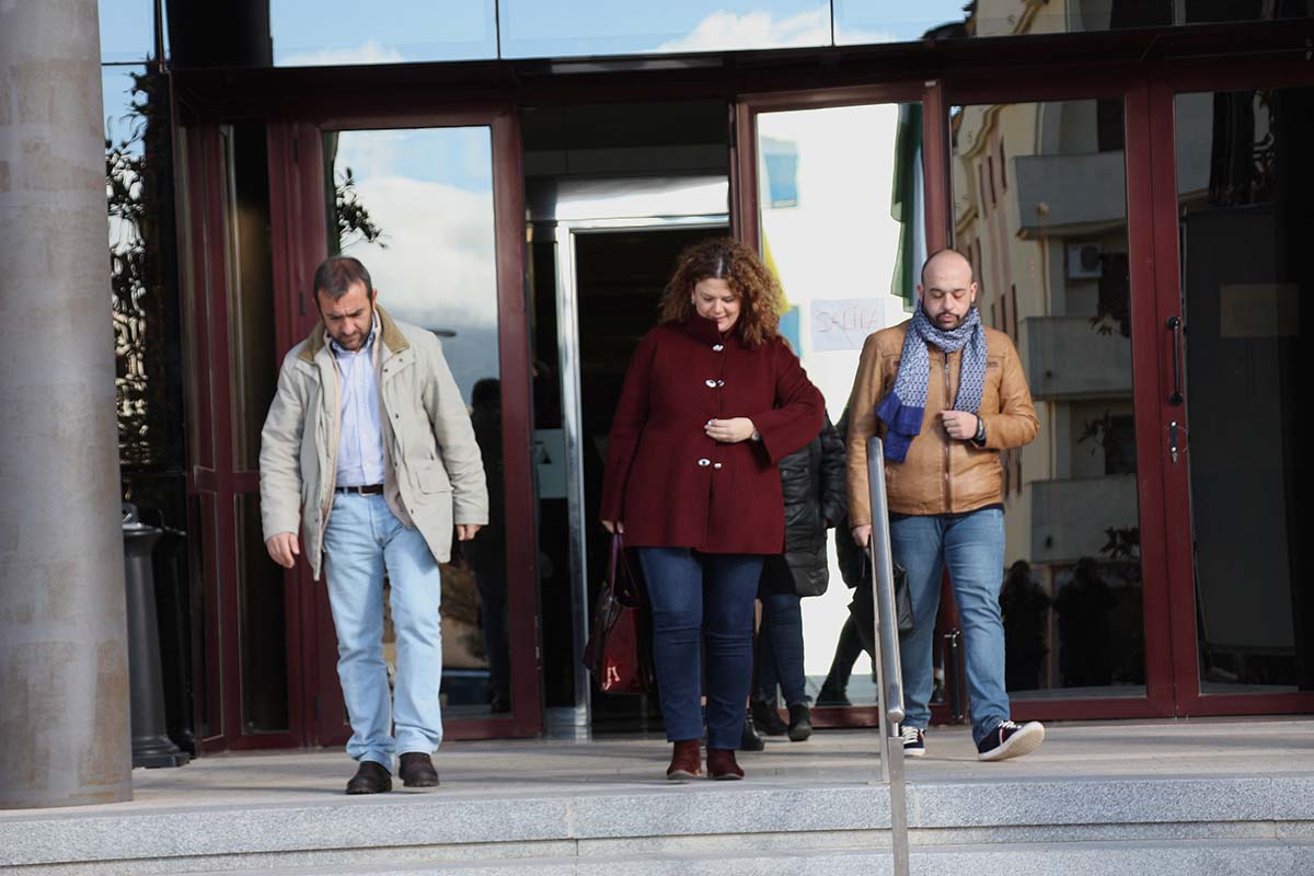 La ex alcaldesa abandonando los Juzgados tras prestar declaración por el 'caso boda' acompañada por ex concejales socialistas.