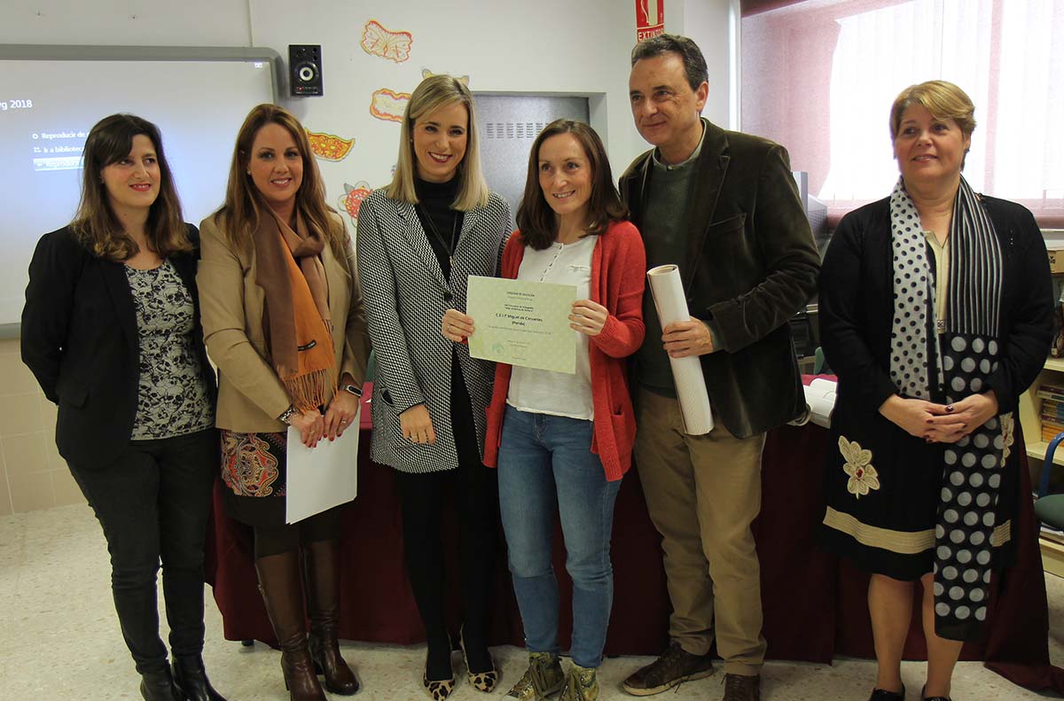 Una docente del Miguel de Cervantes recoge el galardón concedido por la Consejería de Educación.